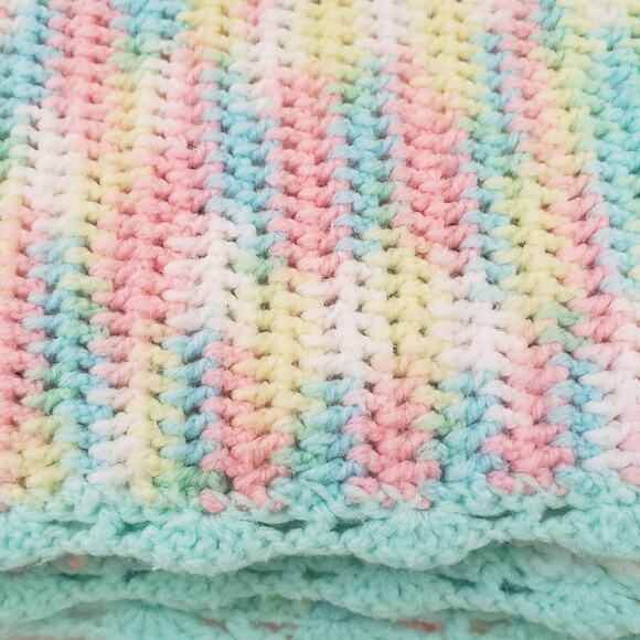 Crochet multi color baby crib blanket size 36×30 scalloped edge hand made - Picture 5 of 5